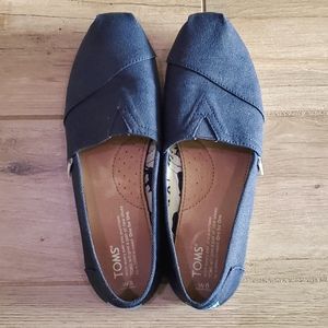 Toms size 8W slip on canvas